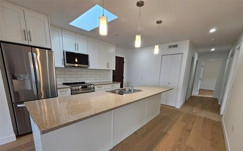 402-578 Lakeshore Drive, Penticton, BC - Indoor Photo Showing Kitchen With Double Sink With Upgraded Kitchen