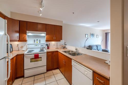 404-7600 Cottonwood Drive, Osoyoos, BC - Indoor Photo Showing Kitchen With Double Sink