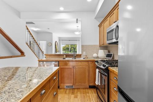 124-456 Mcphee Street, Kelowna, BC - Indoor Photo Showing Kitchen With Double Sink With Upgraded Kitchen