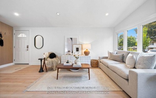 105 Lilacside Drive, Hamilton, ON - Indoor Photo Showing Living Room