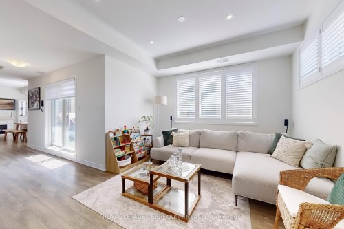 608-1148 Dragonfly Avenue, Pickering, ON - Indoor Photo Showing Living Room