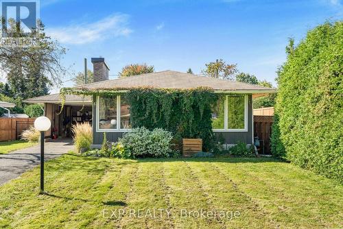 4 ABERFELDY STREET  Ottawa, ON K2H 6H5