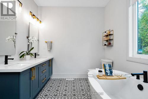 117 Tekiah Road, Blue Mountains, ON - Indoor Photo Showing Bathroom