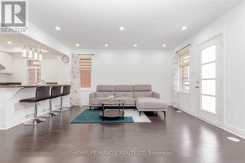 30 - 92 Baycliffe Crescent, Brampton, ON - Indoor Photo Showing Living Room