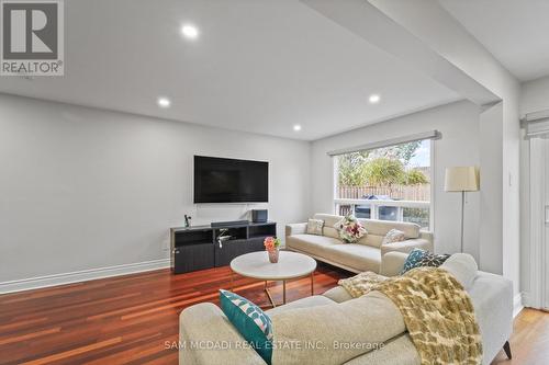 2988 Gulfstream Way, Mississauga, ON - Indoor Photo Showing Living Room