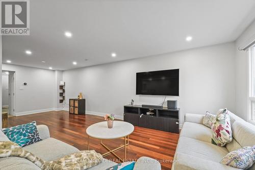 2988 Gulfstream Way, Mississauga, ON - Indoor Photo Showing Living Room