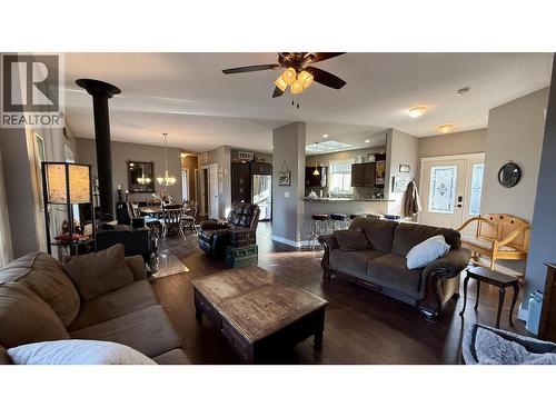 6482 Watson Road, Horse Lake, BC - Indoor Photo Showing Living Room