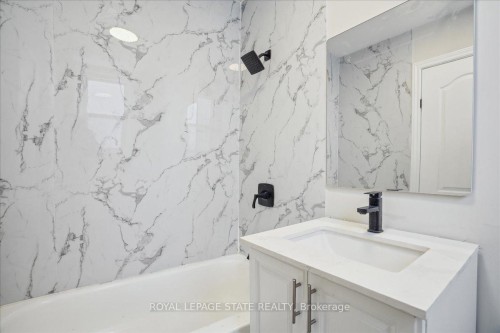 510 Britannia Avenue, Hamilton, ON - Indoor Photo Showing Bathroom