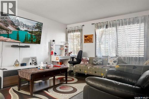 66 Bruce Place, Regina, SK - Indoor Photo Showing Living Room