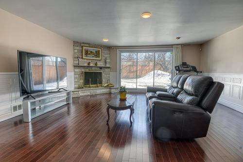 Family room - 12 Rue Holly, Hampstead, QC - Indoor Photo Showing Living Room With Fireplace