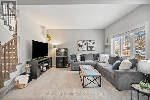 64 Carleton Trail, New Tecumseth, ON - Indoor Photo Showing Living Room