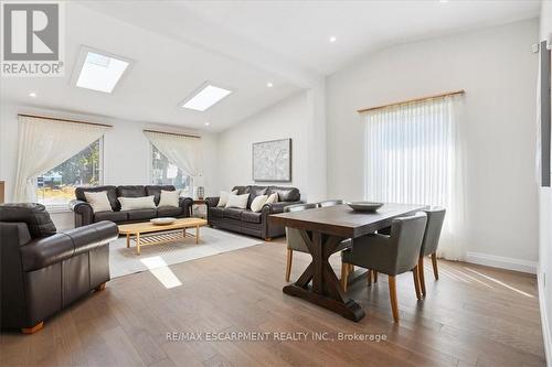 93 Westgate Park Drive, St. Catharines, ON - Indoor Photo Showing Living Room