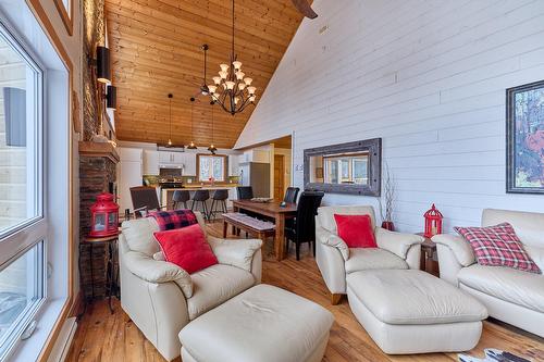 Living room - 513 Rue Chartier, Entrelacs, QC - Indoor Photo Showing Living Room