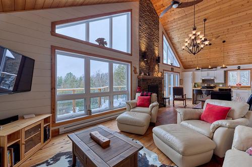 Living room - 513 Rue Chartier, Entrelacs, QC - Indoor Photo Showing Living Room