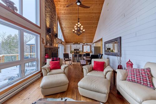 Living room - 513 Rue Chartier, Entrelacs, QC - Indoor Photo Showing Living Room