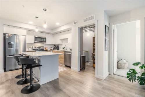 202-4820 Cedar Ridge Pl, Nanaimo, BC - Indoor Photo Showing Kitchen With Upgraded Kitchen