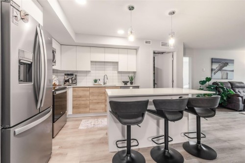 202-4820 Cedar Ridge Pl, Nanaimo, BC - Indoor Photo Showing Kitchen With Upgraded Kitchen