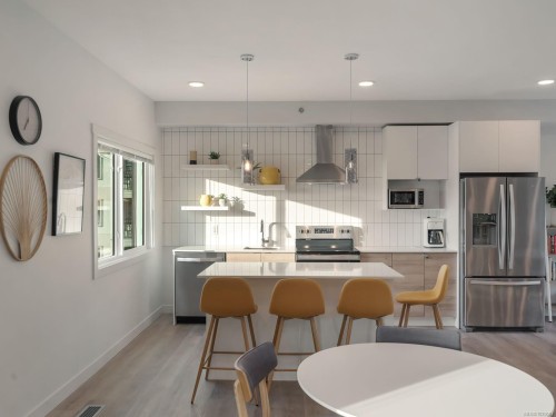 202-4820 Cedar Ridge Pl, Nanaimo, BC - Indoor Photo Showing Kitchen