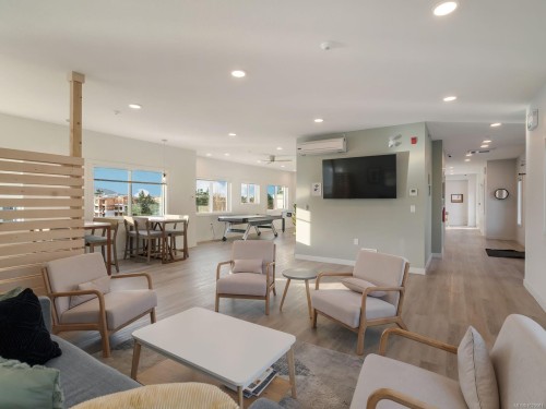 202-4820 Cedar Ridge Pl, Nanaimo, BC - Indoor Photo Showing Living Room