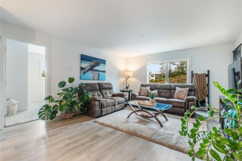 202-4820 Cedar Ridge Pl, Nanaimo, BC - Indoor Photo Showing Living Room