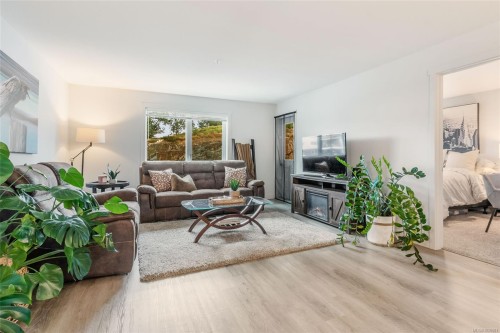 202-4820 Cedar Ridge Pl, Nanaimo, BC - Indoor Photo Showing Living Room