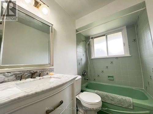403 Denlow Avenue, Hamilton, ON - Indoor Photo Showing Bathroom
