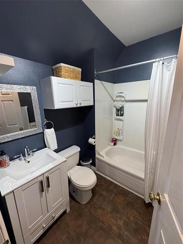 145 1St Street, Brandon, MB - Indoor Photo Showing Bathroom