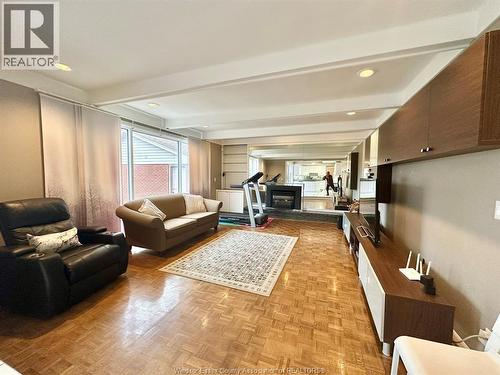 3748 Ouellette Avenue, Windsor, ON - Indoor Photo Showing Living Room
