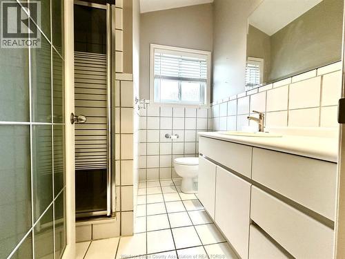 3748 Ouellette Avenue, Windsor, ON - Indoor Photo Showing Bathroom