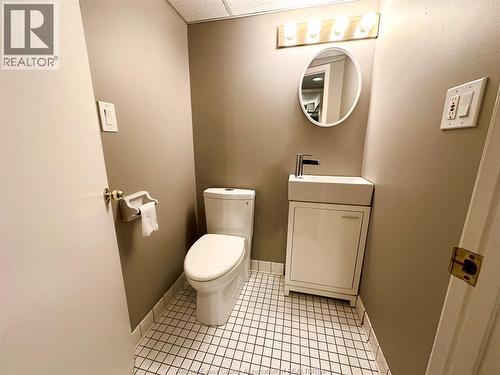 3748 Ouellette Avenue, Windsor, ON - Indoor Photo Showing Bathroom