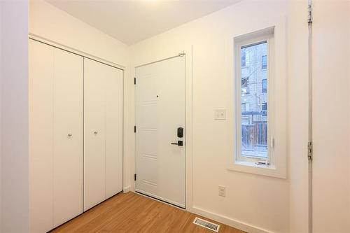 289 Simcoe St, Winnipeg, MB 