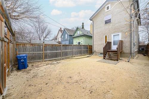 289 Simcoe St, Winnipeg, MB 