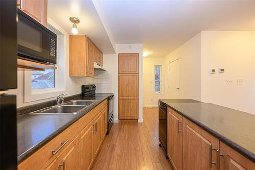 289 Simcoe St, Winnipeg, MB 