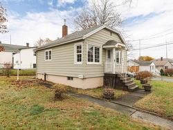48 Woodland Avenue  Dartmouth, NS B3A 3J8