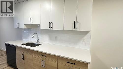 207 4555 Rae Street, Regina, SK - Indoor Photo Showing Kitchen