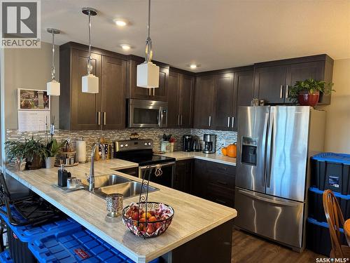 4 110 Centennial Boulevard, Warman, SK - Indoor Photo Showing Kitchen With Stainless Steel Kitchen With Double Sink With Upgraded Kitchen