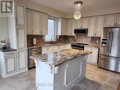 121 Allegra Drive, Wasaga Beach, ON - Indoor Photo Showing Kitchen With Double Sink With Upgraded Kitchen