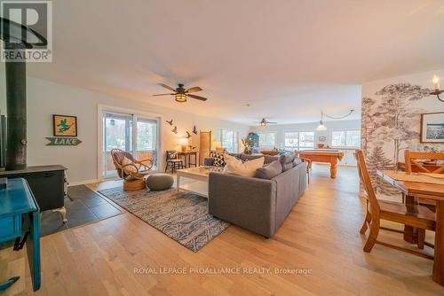 2087 B Grindstone Lake Road, Frontenac (Frontenac North), ON - Indoor Photo Showing Living Room