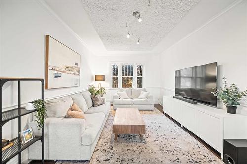 149 Campbell Street, Winnipeg, MB - Indoor Photo Showing Living Room