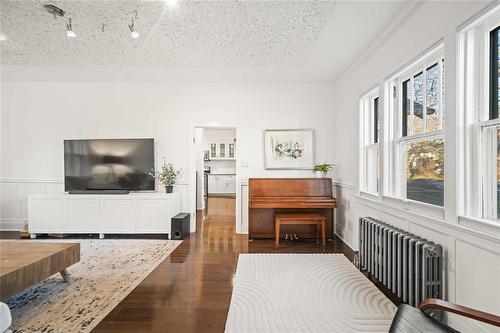 149 Campbell Street, Winnipeg, MB - Indoor Photo Showing Living Room
