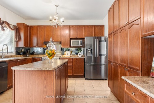 10 Goodhart Crescent, Ajax, ON - Indoor Photo Showing Kitchen With Stainless Steel Kitchen