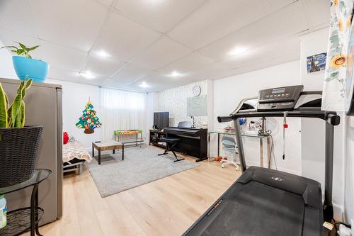Salle familiale - 204 5E Avenue, Laval (Laval-Des-Rapides), QC - Indoor Photo Showing Gym Room