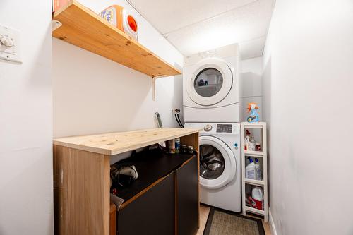 Salle de lavage - 204 5E Avenue, Laval (Laval-Des-Rapides), QC - Indoor Photo Showing Laundry Room