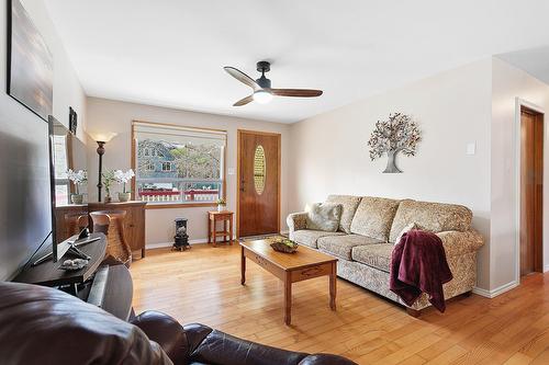 Living room - 7 Av. Maple Grove, Bristol, QC - Indoor Photo Showing Living Room