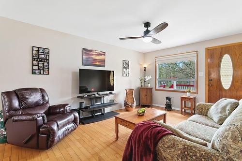Living room - 7 Av. Maple Grove, Bristol, QC - Indoor Photo Showing Living Room