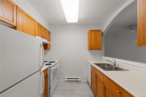 110-330 Brae Rd, Duncan, BC - Indoor Photo Showing Kitchen With Double Sink