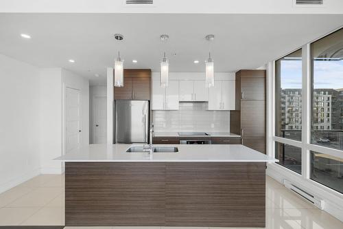 Cuisine - 306-775 Av. Plymouth, Mont-Royal, QC - Indoor Photo Showing Kitchen With Double Sink With Upgraded Kitchen