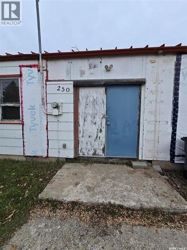 250 4Th Avenue, Broadview, SK - Outdoor