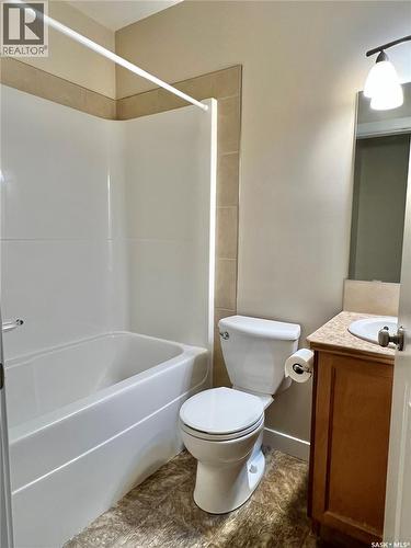 112 302 Bemister Avenue E, Melfort, SK - Indoor Photo Showing Bathroom