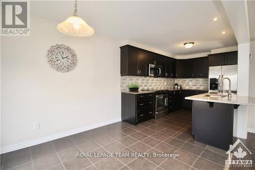 507 Foxlight Circle, Ottawa, ON - Indoor Photo Showing Kitchen With Upgraded Kitchen